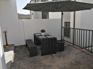 Outdoor dining - Cozy 2-bedroom apartment in enjoyable Mbombela with AC (Mbombela)