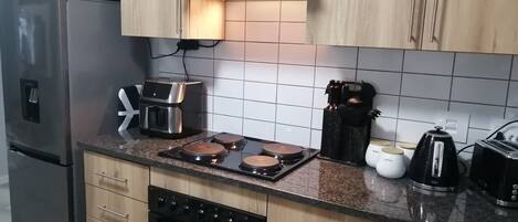 Kühlschrank, Mikrowelle, Ofen, Herdplatte