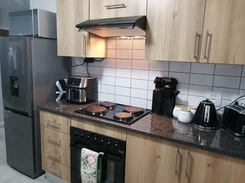 Cozy 2-bedroom apartment in enjoyable Mbombela with AC