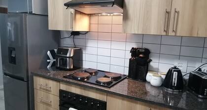 Cozy 2-bedroom apartment in enjoyable Mbombela with AC