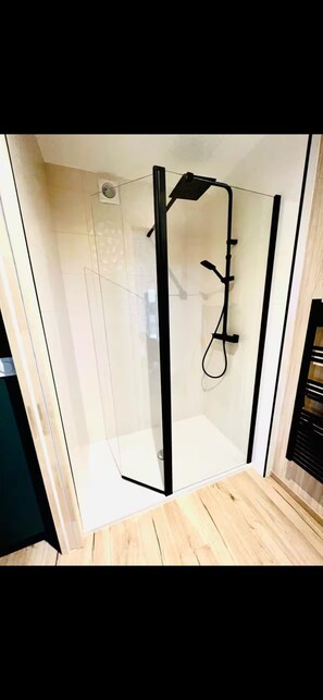 シャワー、トイレットペーパー
