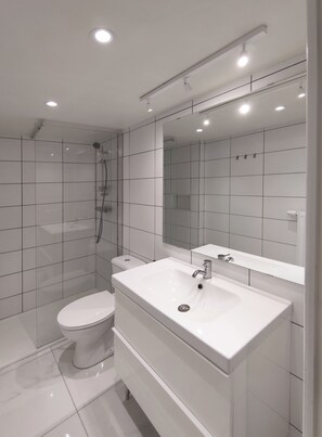 Deluxe Studio | Bathroom