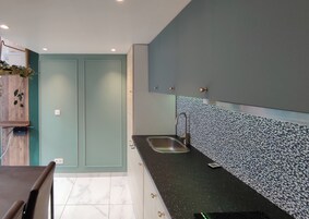 Estudio Deluxe | Cocina privada | Frigorífico, microondas, horno y placa de cocina