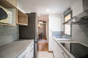 Frigorífico, microondas, horno y placa de cocina