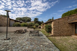 Outdoor dining - Maison for 6-8 Guests "Casa Gelsominu", Valinco Gulf – Walk to the Beach (Serra-di-Ferro)