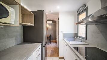 Køleskab, mikrobølgeovn, ovn, kogeplade