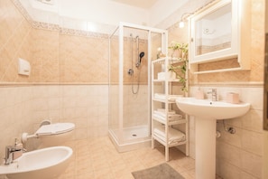 Shower, bidet, towels, soap - [Casa Malatesta] in the city centre & 10 min from the beach (Rimini)