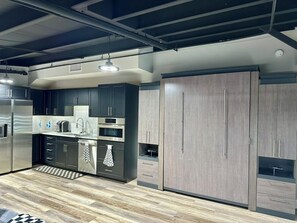 Microondas, horno y lavavajillas 