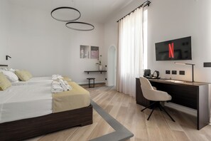 Deluxe Double Room | Desk, laptop workspace, free WiFi - Domus Mea Suite (Florence)