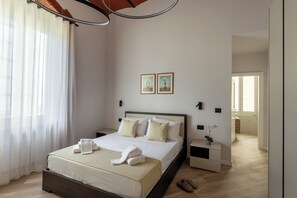 Deluxe Quadruple Room | Desk, laptop workspace, free WiFi - Domus Mea Suite (Florence)