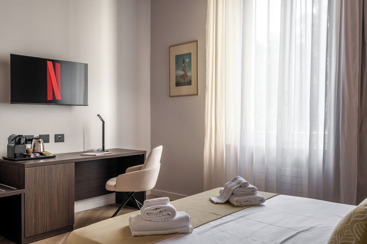 Deluxe Triple Room | Desk, laptop workspace, free WiFi