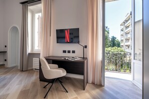 Deluxe Quadruple Room | Desk, laptop workspace, free WiFi