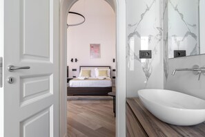 Deluxe-dobbeltværelse | Skrivebord, arbejdsområde til bærbare computere, gratis Wi-Fi