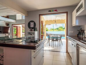 ثلاجة، ميكروويف، فرن، موقد طهي مسطح