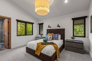 3 bedrooms, desk, iron/ironing board, WiFi