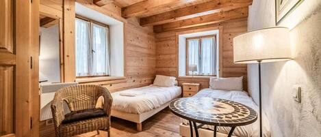 2 عدّة غرف نوم وملاءات أسرّة