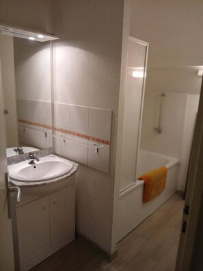 Bathroom - Wifi, 2nd floor, swimming pool, tv, 40m², Saint Lary Soulan (Vignec)