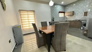 Apartemen Deluks, balkon, pemandangan kota | Ruang makan