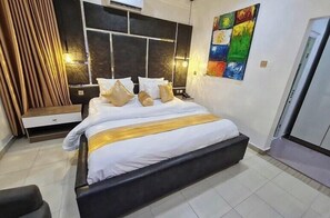 Appartement Deluxe, balcon, vue ville | Coffres-forts dans les chambres, bureau