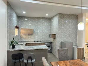 Appartement Deluxe, balcon, vue ville | Coin cuisine privé | Réfrigérateur, micro-ondes, four, plaque de cuisson