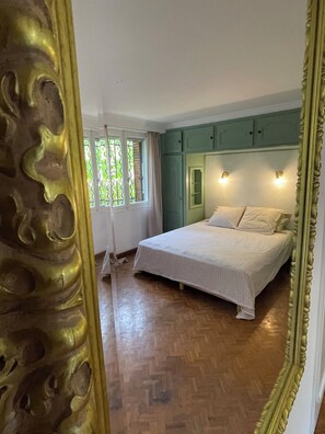 3 bedrooms, iron/ironing board, internet, bed sheets