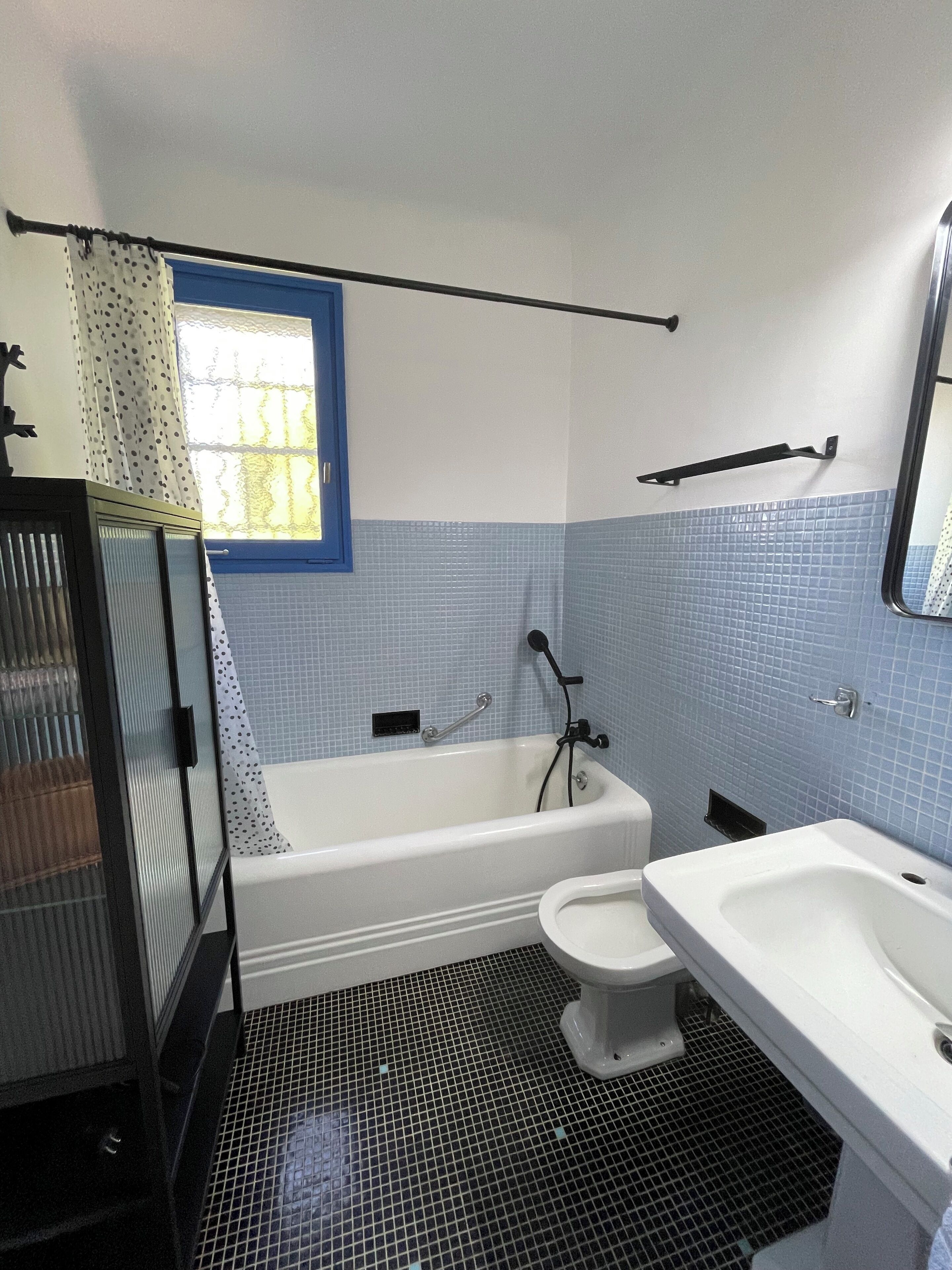 Douche, sèche-cheveux, bidet, serviettes fournies