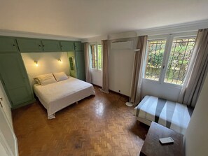 3 bedrooms, iron/ironing board, internet, bed sheets