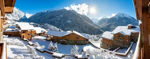 A snow-covered mountain resort with wooden cabins and a clear view of the mountains. - Floor -4, fitness, swimming pool, sauna, hammam, terrace, parking, tv, 66m², Champagny-en-Vanoise (Champagny-en-Vanoise)