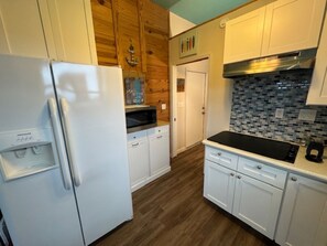 Réfrigérateur, micro-ondes, cafetière/bouilloire, grille-pain