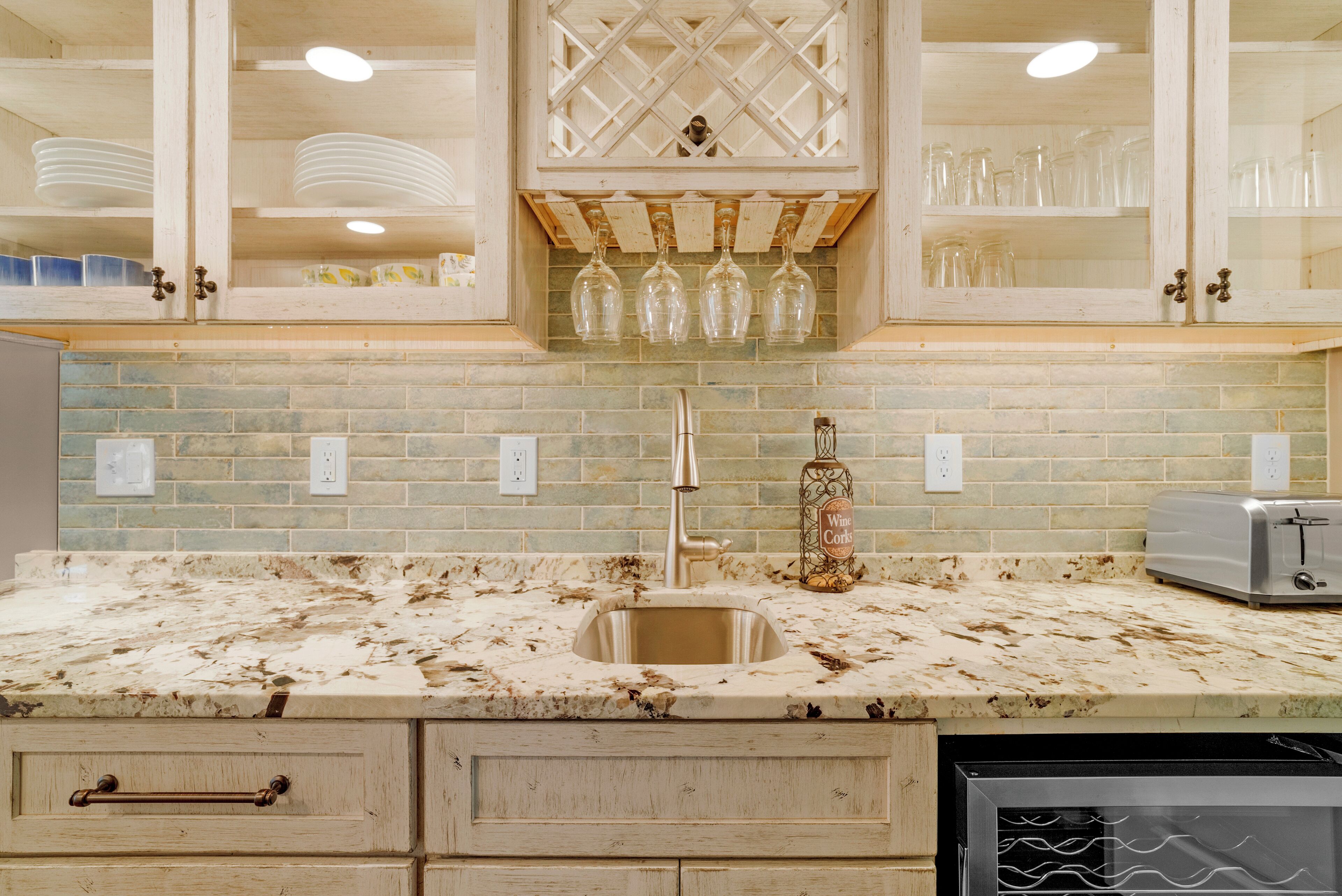 Mikroaaltouuni, uuni, liesi, astianpesukone