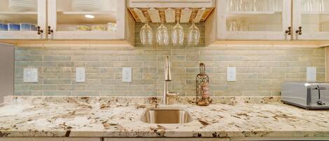 Mikroaaltouuni, uuni, liesi, astianpesukone