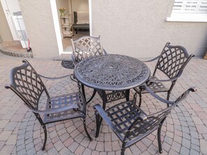 تناول الطعام بالخارج