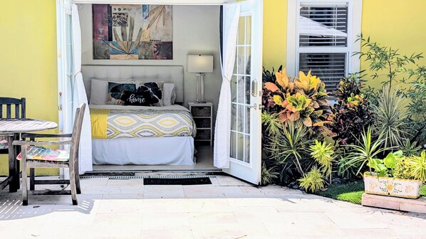 1 bedroom, iron/ironing board, Internet, bed sheets - Charming 1-bedroom Cottage in downtown FT. Lauderdale with pool and backyard. (Fort Lauderdale)