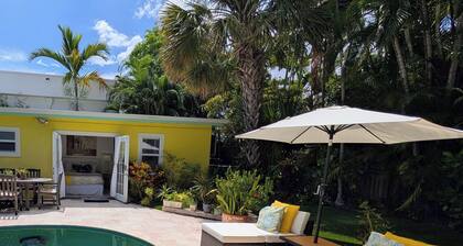 Charming 1-bedroom Cottage in downtown FT. Lauderdale with pool and backyard.