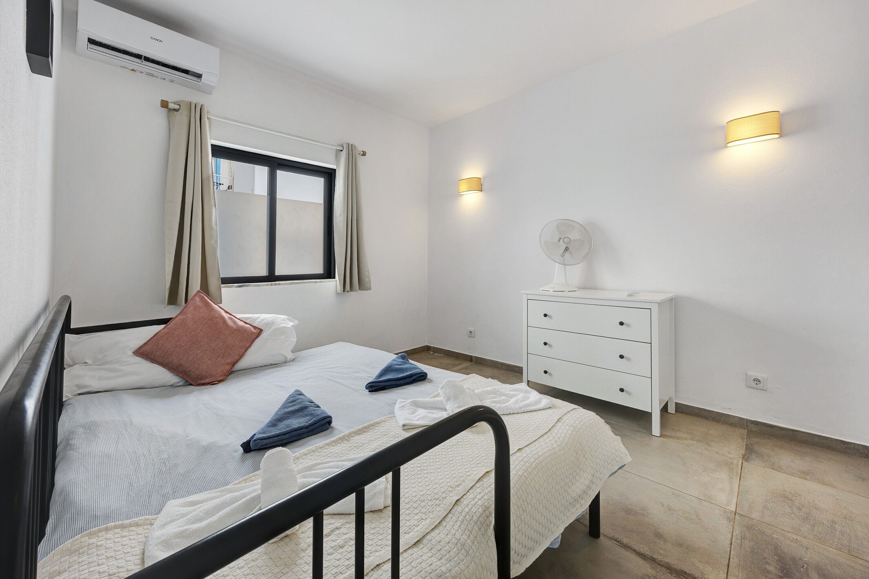 3 slaapkamers, een strijkplank/strijkijzer, wifi, beddengoed