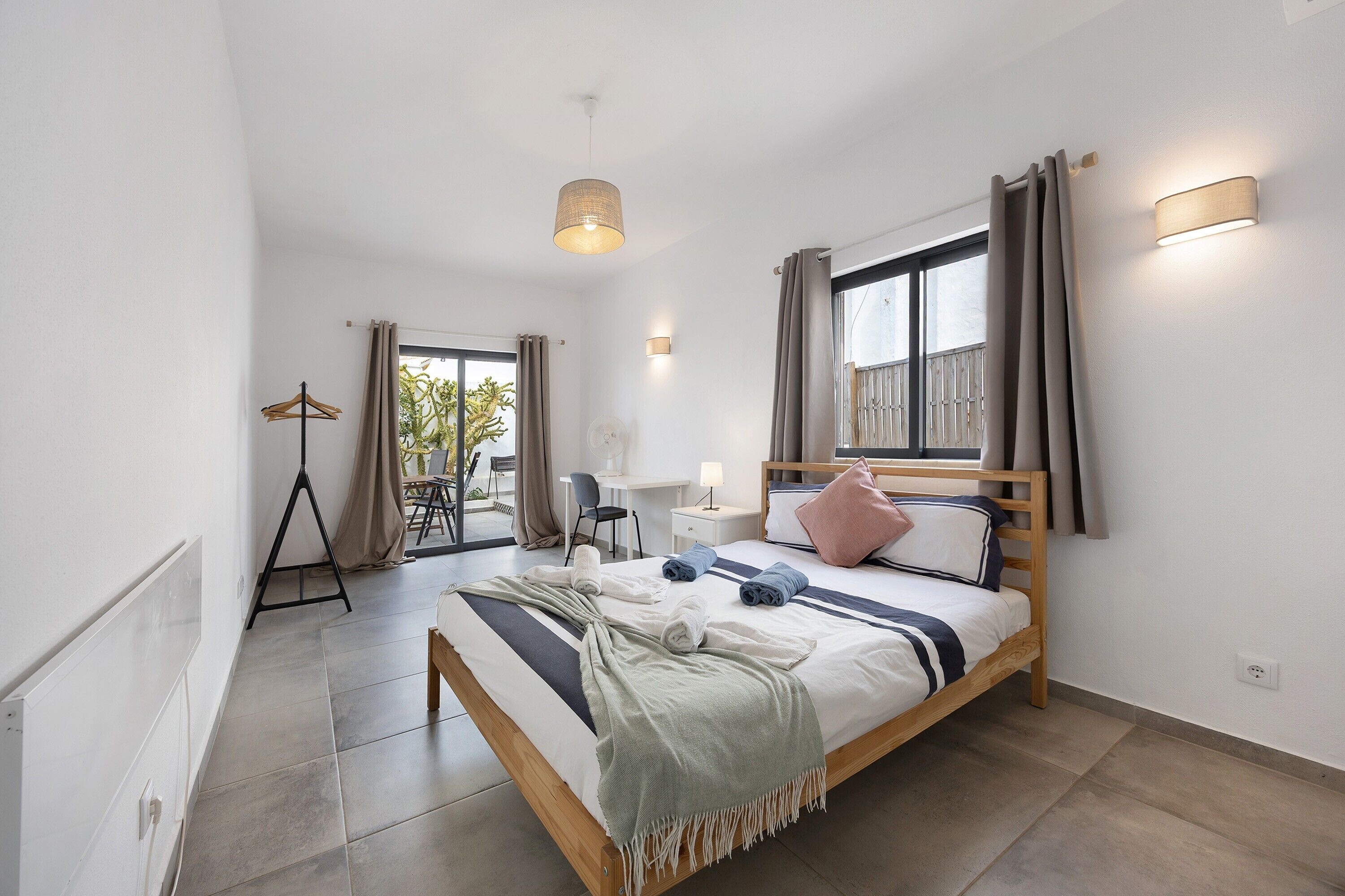 3 habitaciones, tabla de planchar con plancha, wifi y ropa de cama 