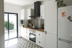Fridge, microwave, oven, stovetop