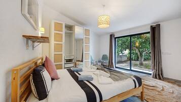 3 bedrooms, iron/ironing board, WiFi, bed sheets