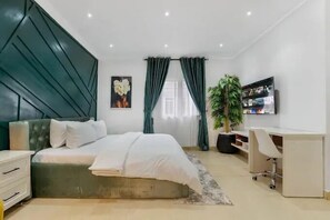 Escritorio, espacio para trabajar con laptop y cortinas blackout 