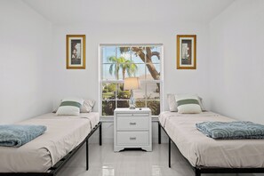 3 chambres, coffres-forts dans les chambres, fer et planche à repasser