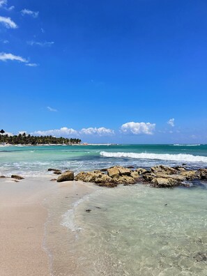 Beach nearby, sun loungers, beach towels