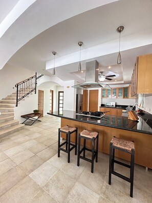 Microwave, cookware/dishes/utensils, lobster pot