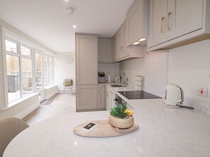 Cookware/dishes/utensils - 41 Church View (Portstewart)