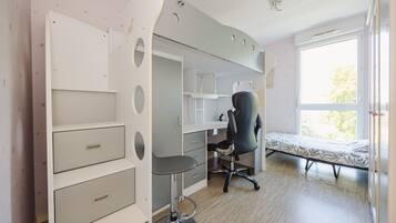 3 slaapkamers, een strijkplank/strijkijzer, gratis wifi, beddengoed