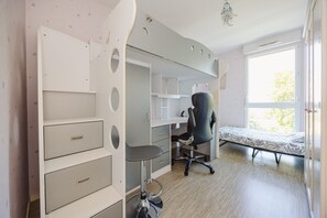 3 bedrooms, iron/ironing board, free WiFi, bed sheets