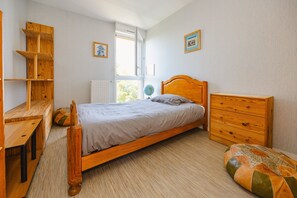 3 bedrooms, iron/ironing board, free WiFi, bed sheets