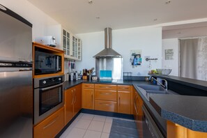 Réfrigérateur, micro-ondes, four, lave-vaisselle
