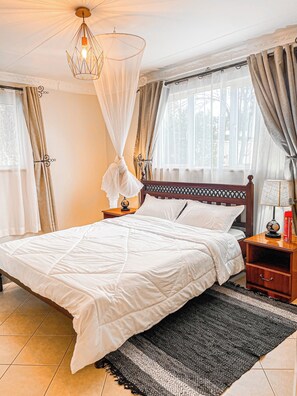 5 bedrooms, iron/ironing board, WiFi, bed sheets - Fancy 5BR Bungalow with Private Pool near JKIA – Greenpark, Athi River (Athi River)