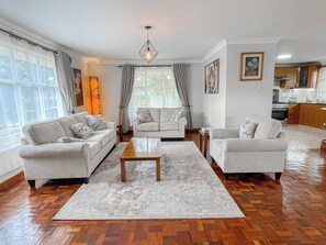 Living area - Fancy 5BR Bungalow with Private Pool near JKIA – Greenpark, Athi River (Athi River)