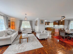 Living area - Fancy 5BR Bungalow with Private Pool near JKIA – Greenpark, Athi River (Athi River)